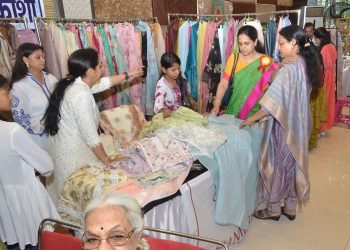 Varanasi: महिला मंडल काशी के ओर से सावन मेले का आयोजन, महिलाओं ने लगाए विभिन्न स्टाल, हैंडमेड प्रोडक्ट की काफी डिमांड