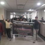 Varanasi: बीएचयू में दूसरे दिन भी जारी रही डॉक्टर्स की हड़ताल, मरीजों को हुई फजीहत, काली पट्टी बांधकर जताया विरोध Varanasi