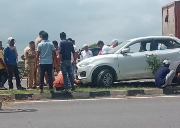Varanasi: लोहता में ओवरटेक में कार अनियंत्रित होकर डिवाइडर पर चढ़ी, बाल बाल बचे कार सवार