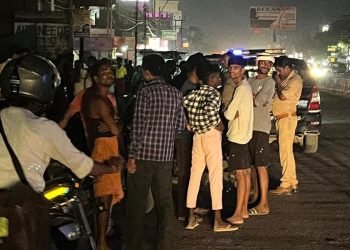 Varanasi: वाराणसी के रोहनिया में सिगरेट के पैसे मांगने पर दुकानदार पर गोलीबारी, हमलावर फरार