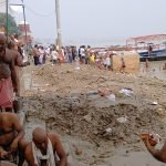 Varanasi: गंगा घाटों पर सिल्ट और कीचड़ से श्रद्धालु परेशान, नगर निगम ने नहीं कराई सफाई Varanasi