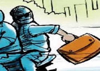Varanasi: वाराणसी में स्वास्थ्यकर्मी से दिनदहाड़े 5 लाख लूटे, अपाचे से आए थे बदमाश, हथियार दिखाकर धमकाया