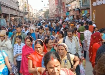 Varanasi Crowd:
