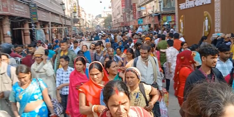 Varanasi Crowd: