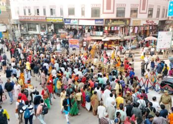 Varanasi Crowd: