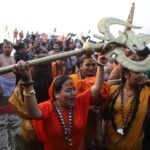 Mahakumbh: त्रिवेणी तट पर नागा साधु बने आकर्षण का केंद्र, साध्वियों ने भी लगाई आस्था की डुबकी, हवा में लहराई तलवार, युद्ध कला का किया प्रदर्शन Mahashivratri 2025