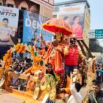 Varanasi: काशी में निकली नागा साधुओं की भव्य पेशवाई, हर-हर महादेव के जयकारों से गूंजे घाट, श्रद्धालुओं ने की पुष्पवर्षा Varanasi