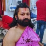 UP: चलती ट्रेन में बीच आशुतोष ब्रह्मचारी पर जानलेवा हमला, इलाके में फैली सनसनी up