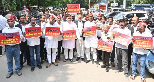 Varanasi: चाइनीज मांझे पर रोक को लेकर सपा नेता ने डीएम को सौंपा ज्ञापन, बोले – रोक नहीं लगी तो…