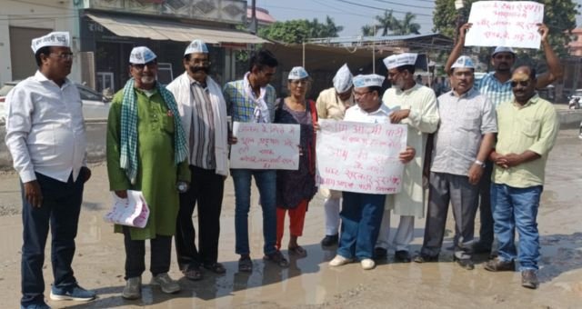 Varanasi: सड़क बनीं हादसों का सबब, गहरे गड्ढे और जर्जर हालात से जनता त्रस्त, आप का विरोध प्रदर्शन